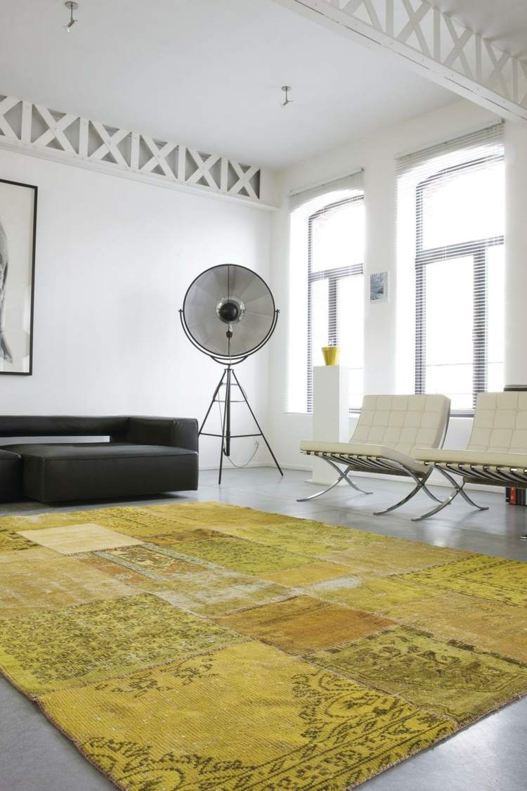 patchwork-teppich-gelb-monochrome-einrichtung-akzent-leder-sofa-schwarz