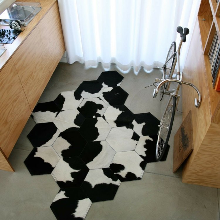 patchwork-teppich-secheck-hexagon-kuhfell-muster-schwarz-weiß