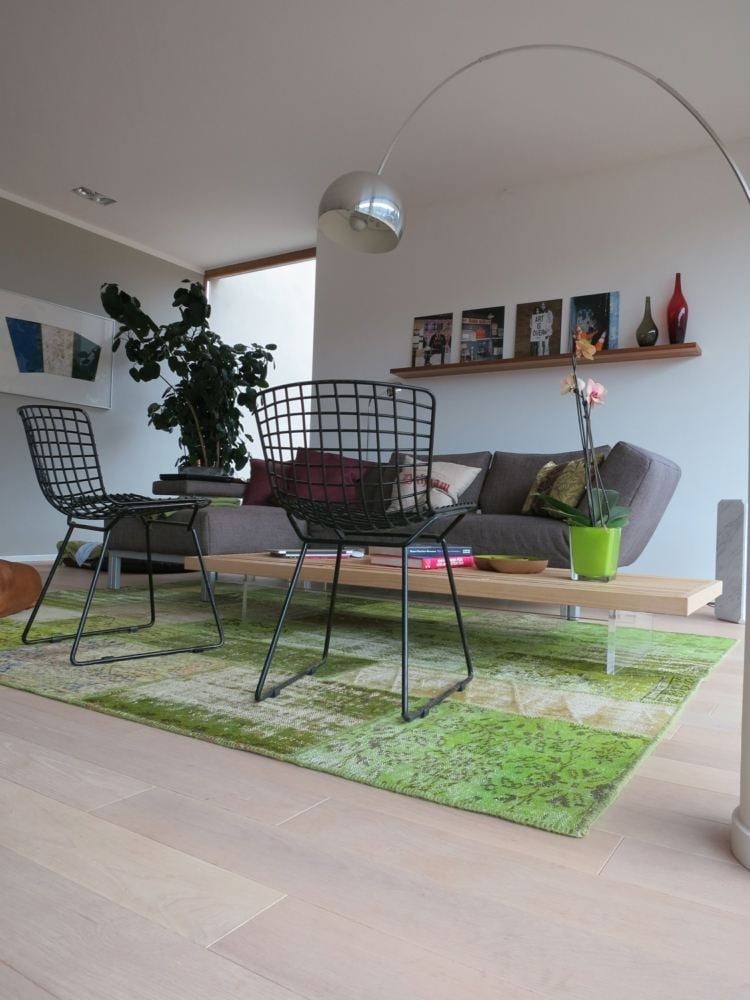 patchwork-teppich-sitzbereich-wohnzimmer-grün-nuancen-metall-stühle