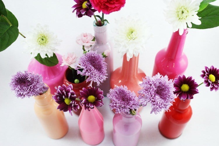 Recycling basteln kinder-glasflaschen-vasen-schnittblumen