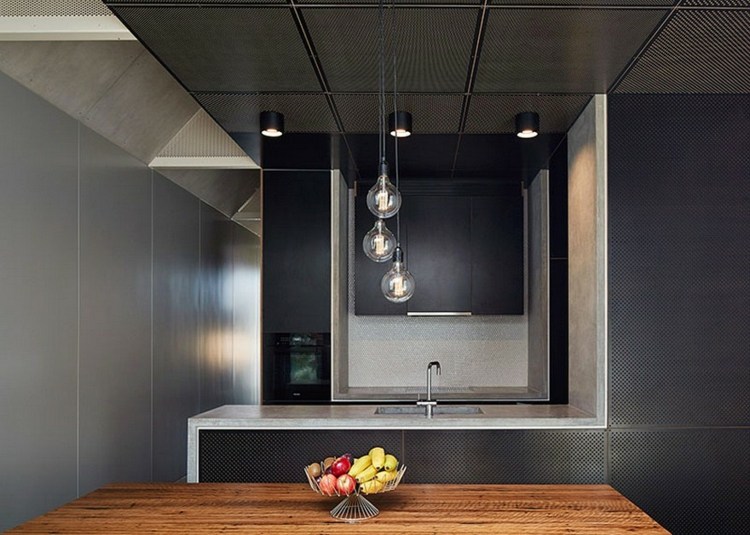 schwarz und weiß kleine-küche-grau-pendelleuchten-modern-schlicht