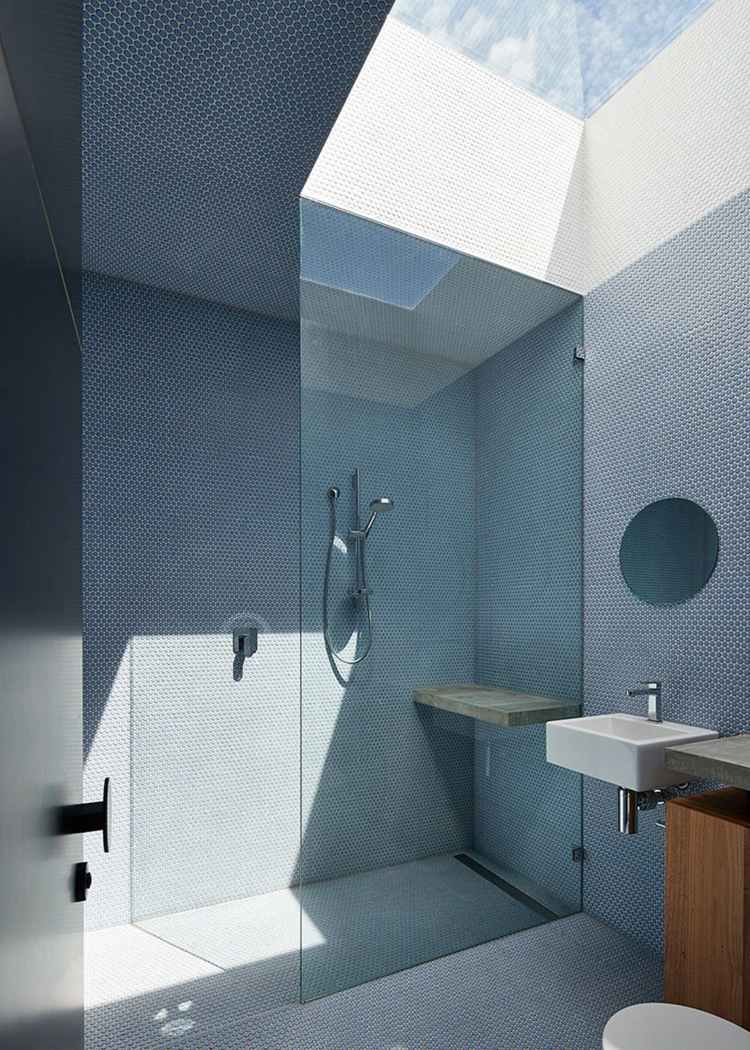 schwarz-weiß-badezimmer-dachfenster-offene-dusche