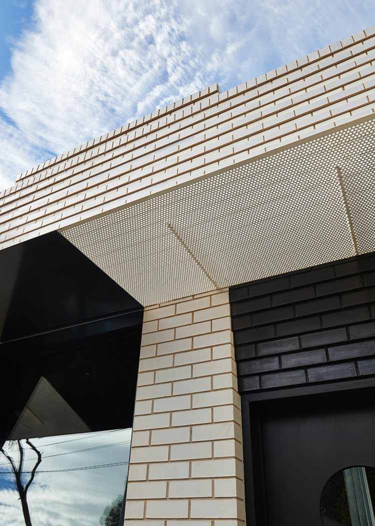 schwarz-weiß-klinker-metallpaneele-verzierung-vordach