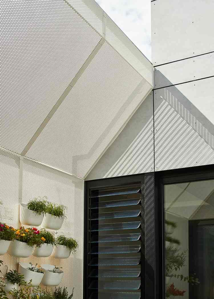 schwarz-weiß-terrasse-sonnenschutz-metallplatten-vertikaler-garten