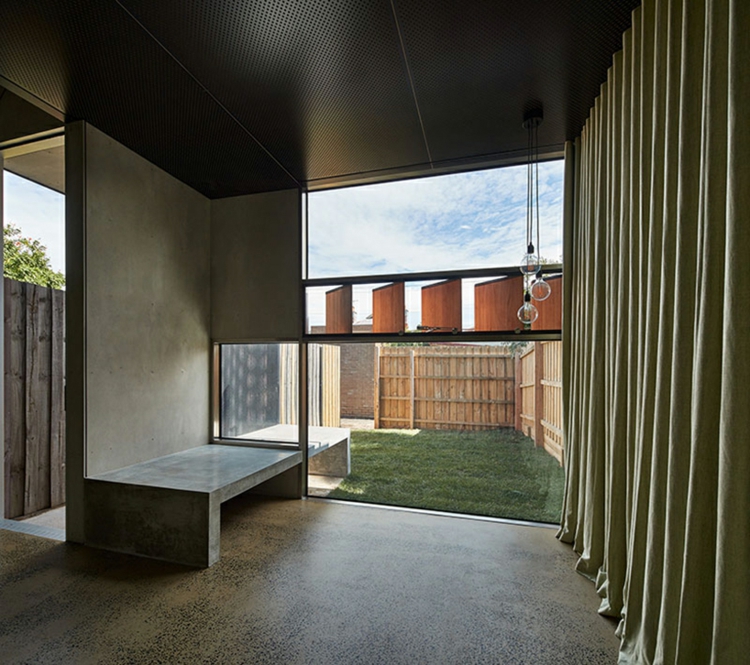 schwarz-weiß-überdachung-terrasse-sitzbank-garten-schlicht-minimalistisch