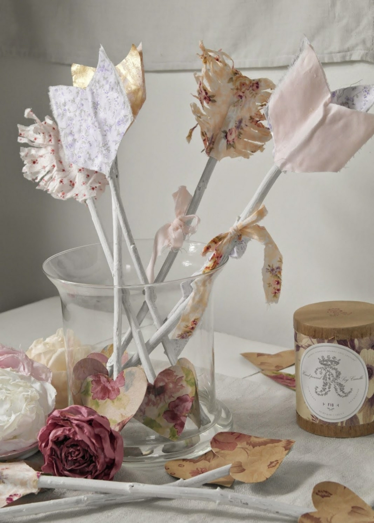 shabby-chic-deko-kerze-vase-pfeile-äste-lackiert-weiß-stoffreste-gemustert-herz