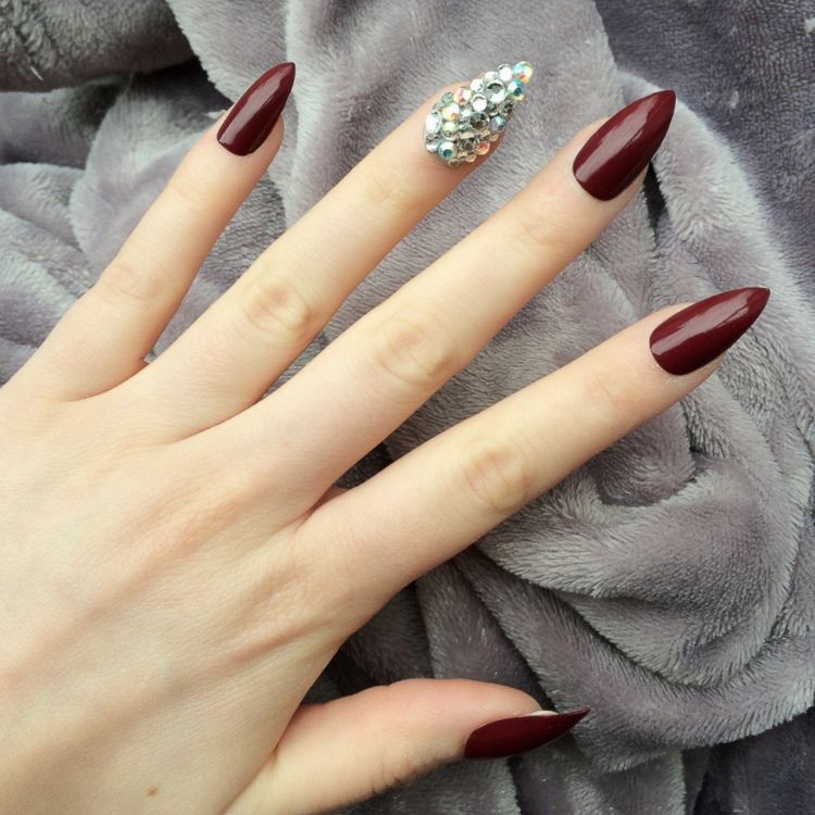 stiletto-nails-einfarbig-natürlich-dunkelbraun-ringfinger-stasssteinchen