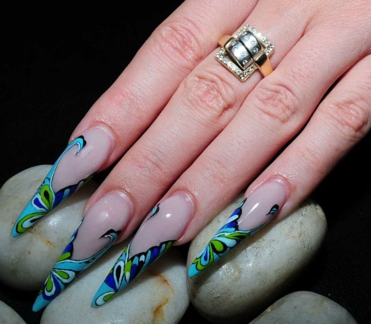 stiletto-nails-extremlang-acryl-basislack-nudeton-spitze-blau-grün-muster