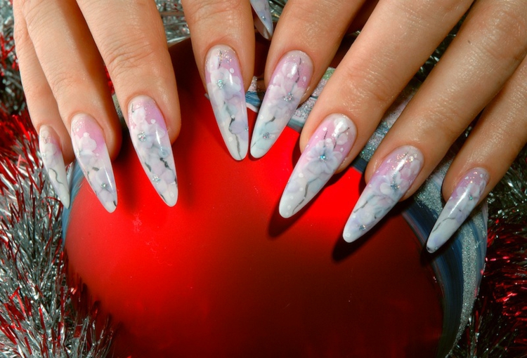 stiletto-nails-moive-floral-pastellfarben-rosa-weiß-silber-kugel-rot