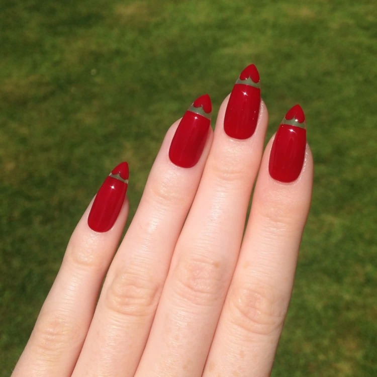 stiletto-nails-rot-acryl-spitz-lang-herz-einfarbig-spitze-hände