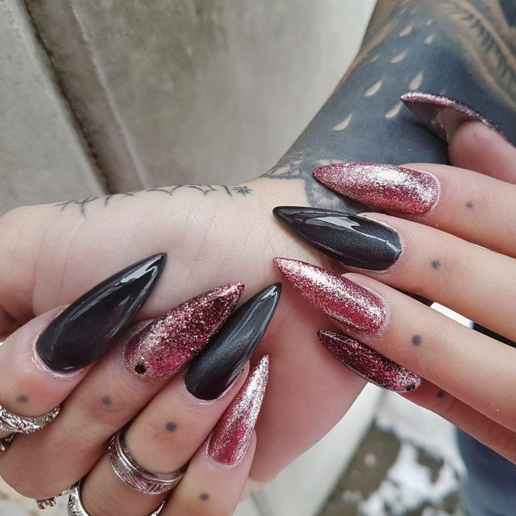 stiletto-nails-schwarz-grau-rosa-glitzer-katzenauge-lang-spitz-ringe-tattoos
