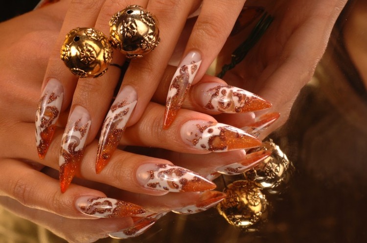 stiletto nails spitz-lang-acryl-caramell-farbe-weiß-orange-schmuck-gold-glitzer
