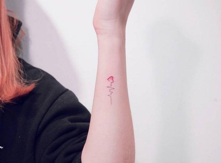 Tattoo Herzschlag minimalistische-ekg-linie-herz-rot