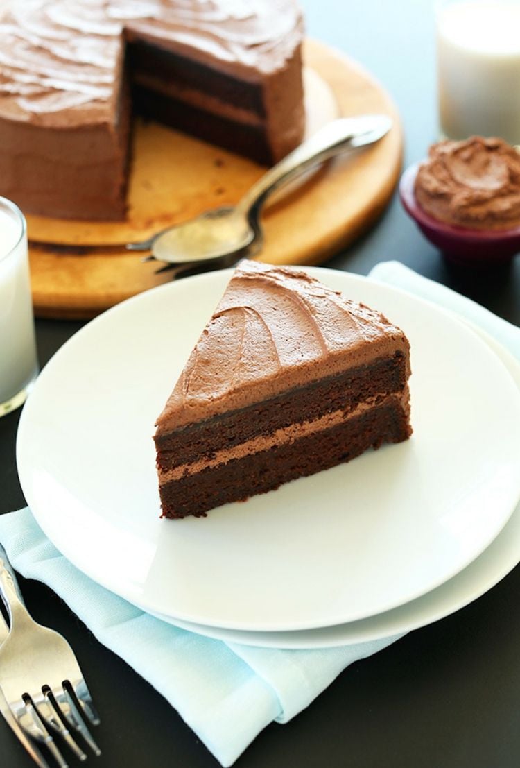 veganer-schokoladenkuchen-creme-vanille-nuss-kakao-teller-gabel-torte-löffel-serviette-glutenfrei