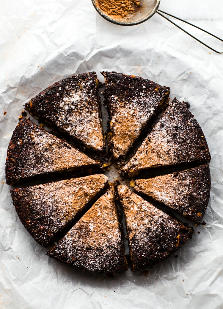 veganer-schokoladenkuchen-gewürzmischung-lebkuchen-zimt-orangenschalen-puderzucker-geschnitten