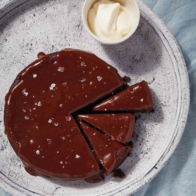 veganer schokoladenkuchen glasur-parisercreme-kakopulver-salzkristale-zartbittel-serviertablett