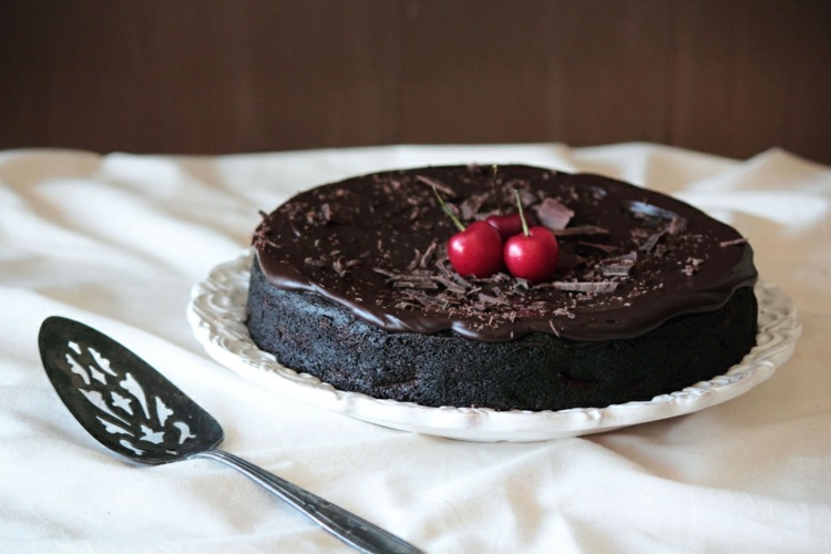 veganer-schokoladenkuchen-kakopulver-glasur-kirschen-schokoladenraspel-tortenplatte-glutenfrei-mandeln