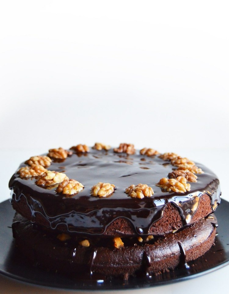 veganer-schokoladenkuchen-mehrschichtig-kakao-schokoglasur-glutenfrei-walnüsse-birnen-teller