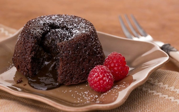 veganer-schokoladenkuchen-muffin-himbeeren-kern-flüssig-zartbitterschokolade-teller-dessert-gabel