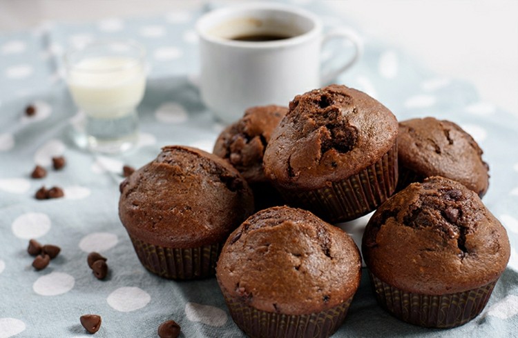 veganer-schokoladenkuchen-muffins-vollkornmehl-hafermilch-kaffee-tasse-schokoladennips