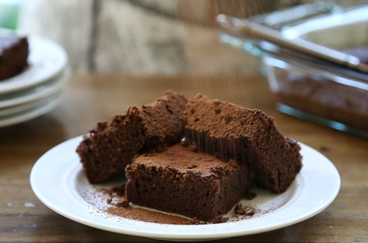 veganer-schokoladenkuchen-puderzucker-kakao-hafermilch-blechkuchen-teller-stücke