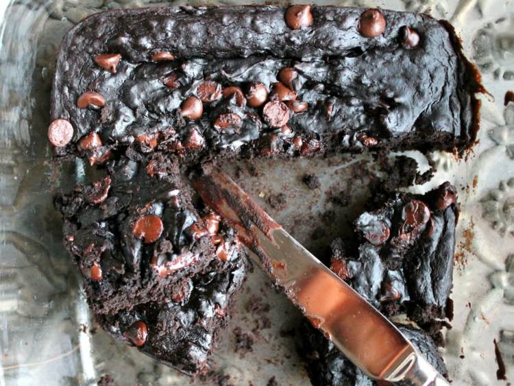 veganer-schokoladenkuchen-schwarz-bohnen-schokoladestückchen-kokosblütenzucker-messer