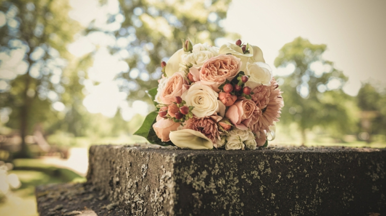 vintage-brautstrauß-klein-rund-pastellfarben-rosen-pfingstrosen-blütenknospen-callas-cremeweiß-resized