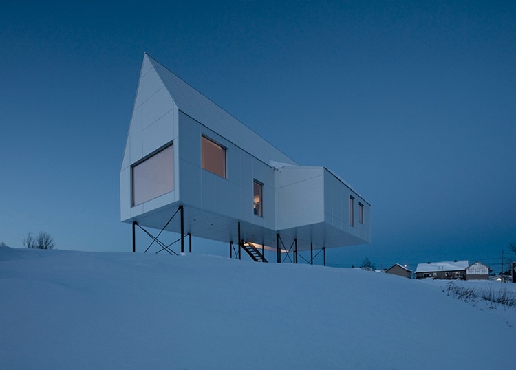 weißer-beton-architektur-modern-minimalistisch-stahlträger-quadratische-fenster