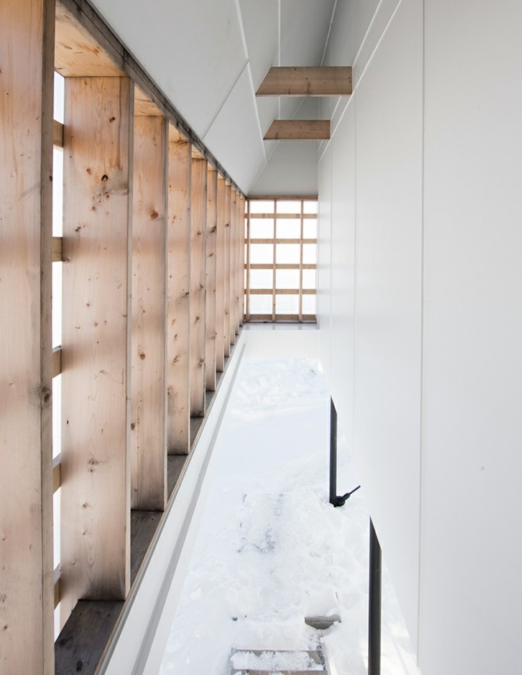 weißer-beton-eingang-treppe-plexiglas-fenster