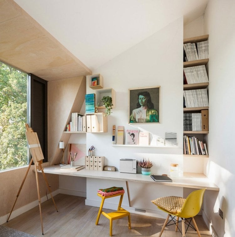 wintergarten-wohnen-arbeitszimmer-idee-schreibtisch-wandnische-regal-gelbe-stühle