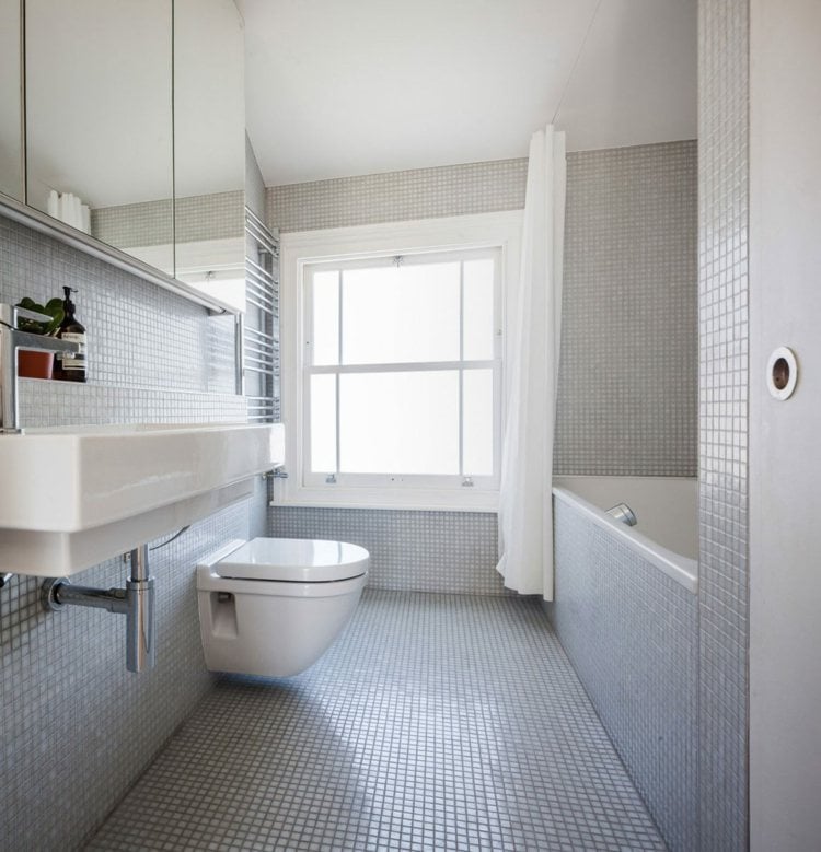 wintergarten-wohnen-badezimmer-gestaltung-monochrom-mosaik-grau-badewanne