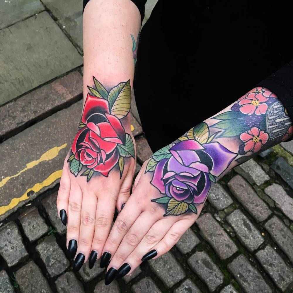 Hand-Tattoo Schmerzen Frau Tattoomotive Blumen Tattoodesign