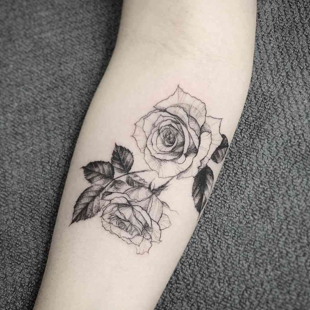 Rosen Tattoo Arm Frau kleine Tattoomotive Blumenranken