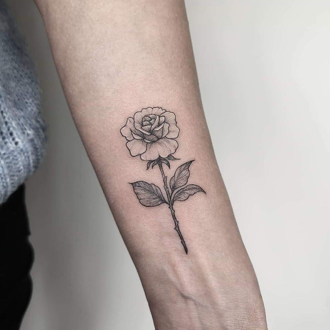 Rosen Tattoo Frau Unterarm klein Tattoodesign Tattootrends