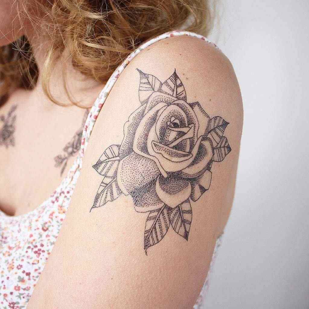Rosen Tattoo Schulter Frauen Tattoodesign klein Tattoopflege Sommer