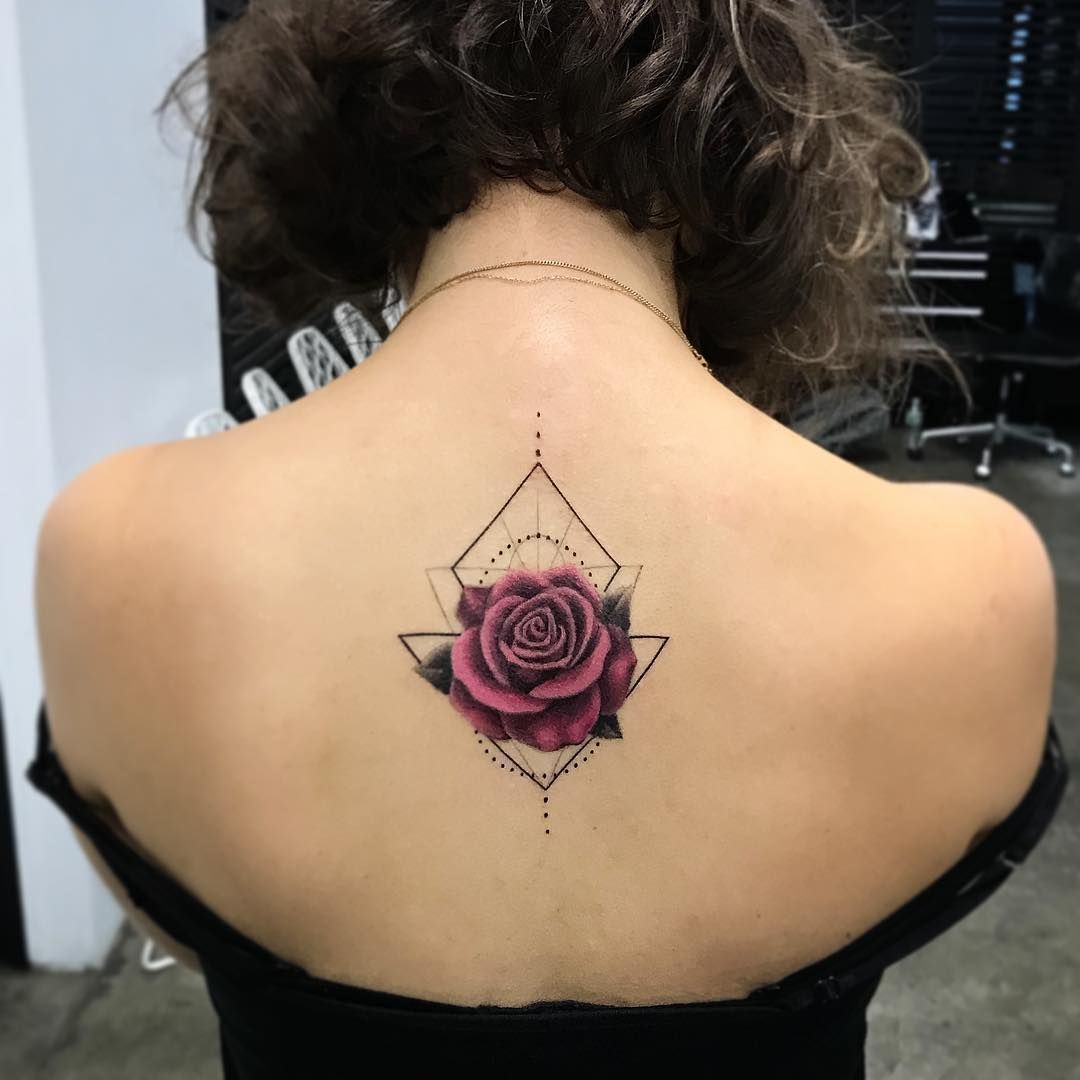 Rosen Tattoo klein Tattootrends Frauen geometrisch Tattoodesign