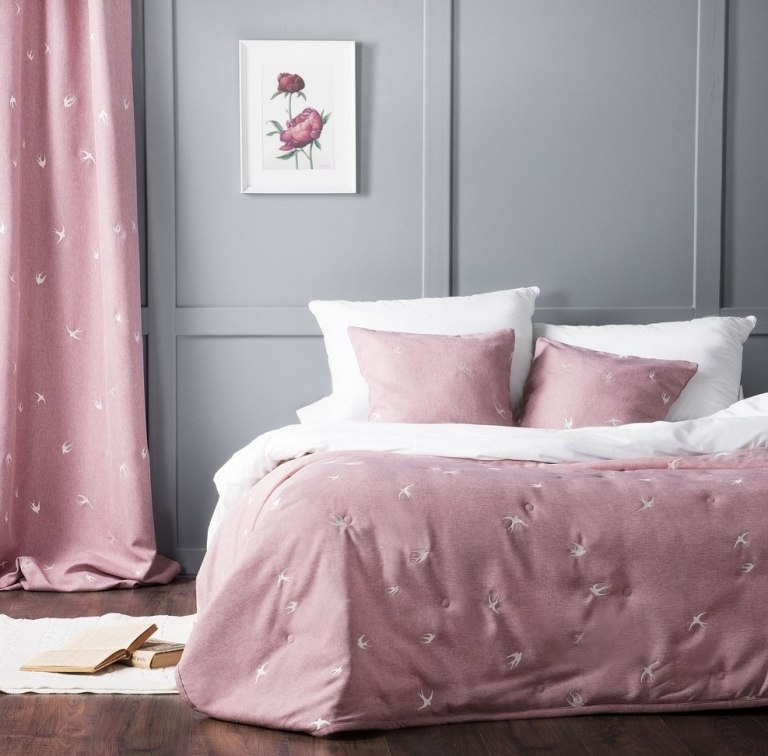 Schlafzimmer grau rosa Wandfarbe hellgrau Gardinen und Bettwäsche in rosa