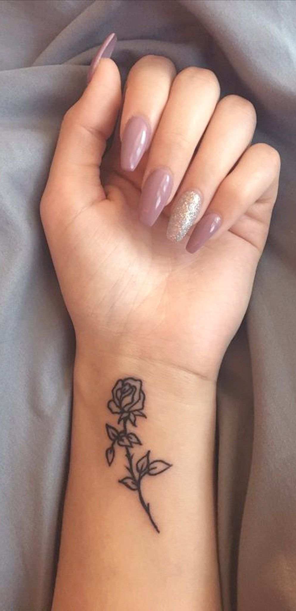 Tattoo Rose klein Handgelenk Frauen Tattoodesign Nageldesign Nageltrendsd