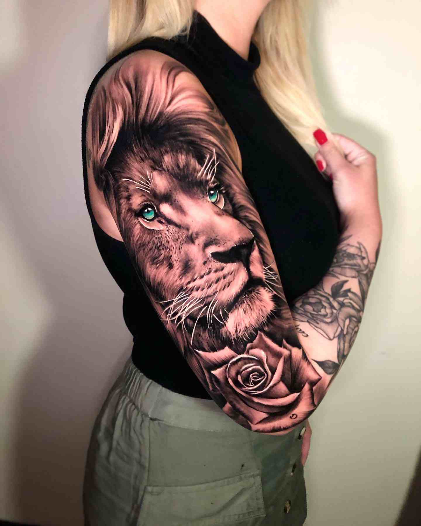 Tattoo Unterarm Rose Löwe Tattoomotiv Bedeutung Tattootrends