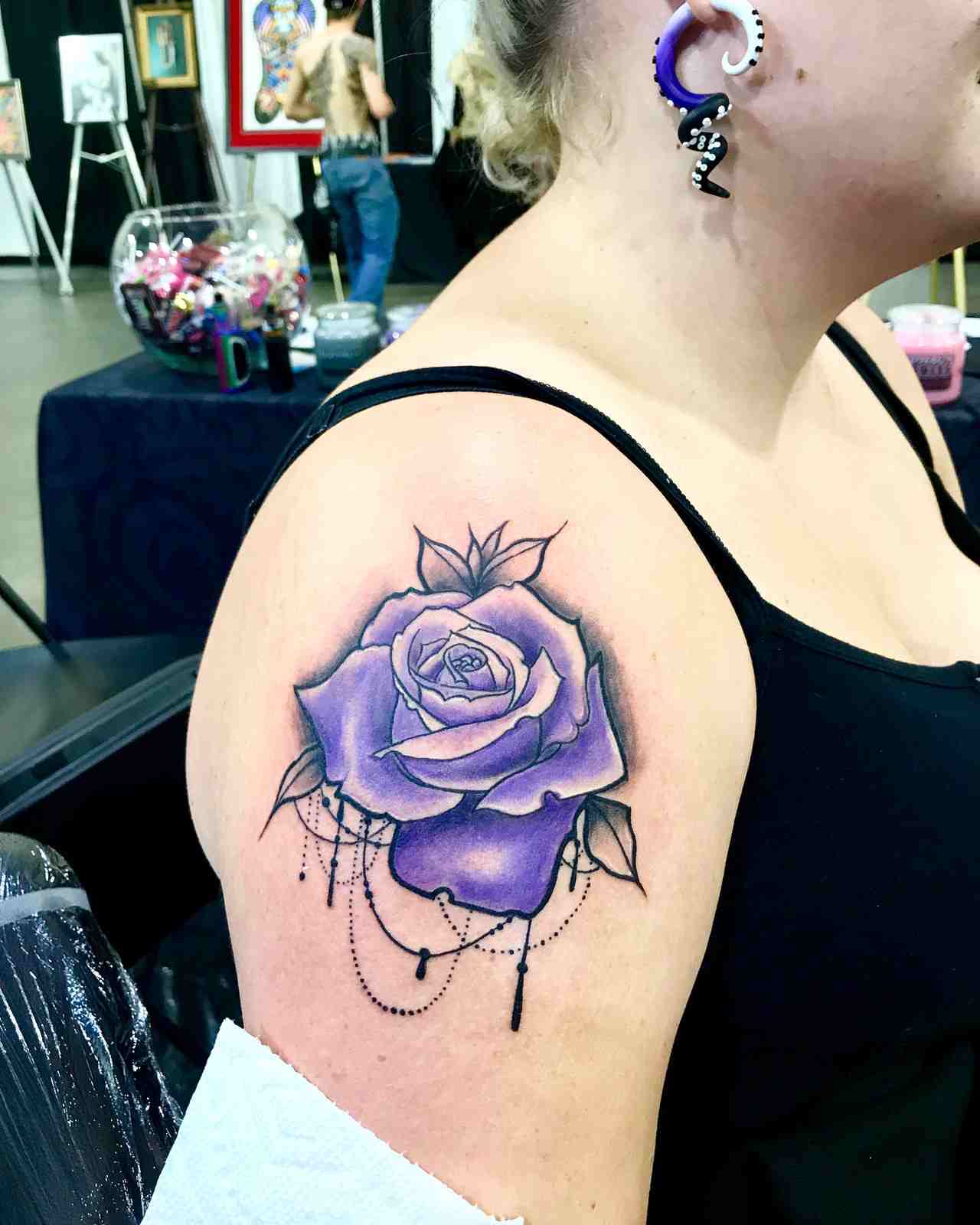 Tattoo am Schulter Rose lila Mandala Tattoodesign Frauen