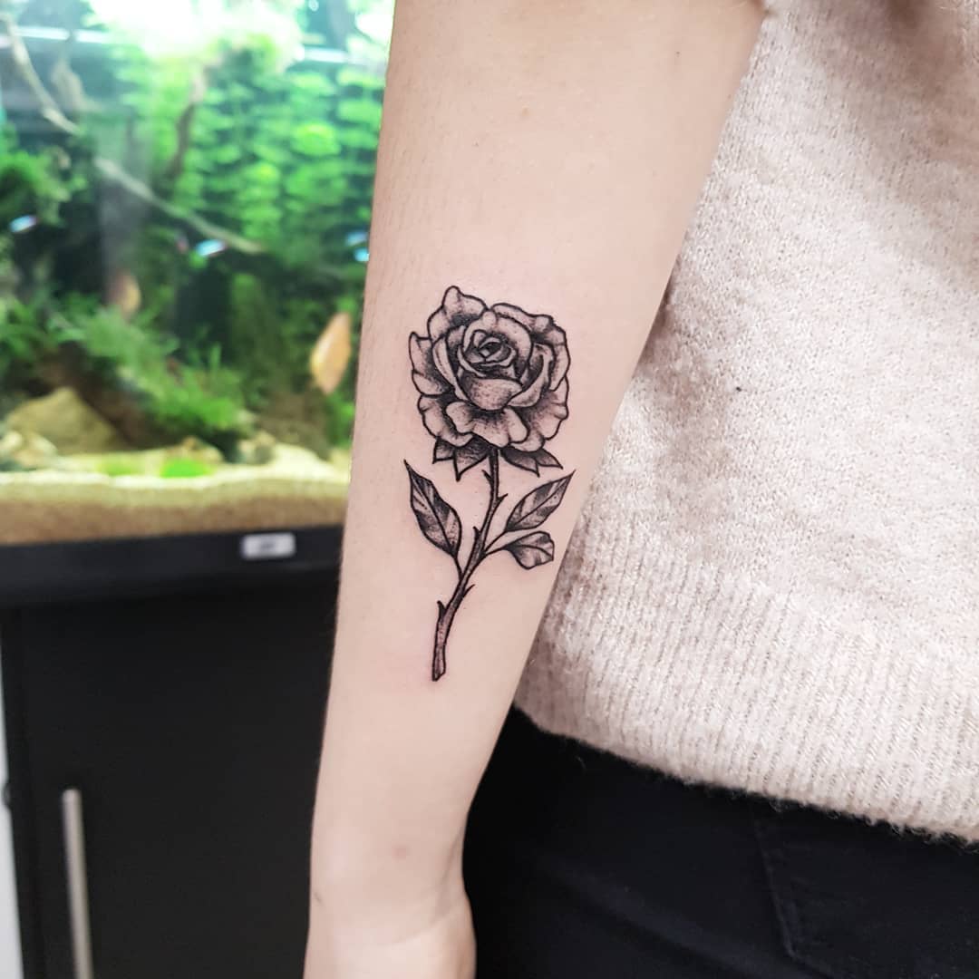 Tattoo rose klein Schwarz Weiß Tattootrends Tattoodesign Blumen