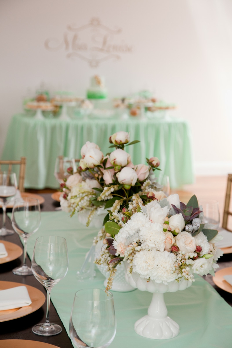 blumendeko-tisch-taufe-tischläufer