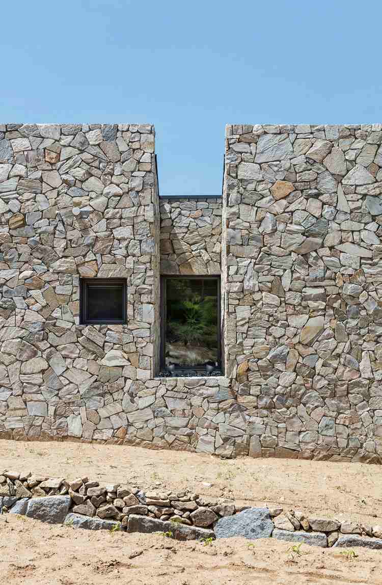 bungalow-haus-naturstein-modernes-wohnen-aussen-fenster-klein