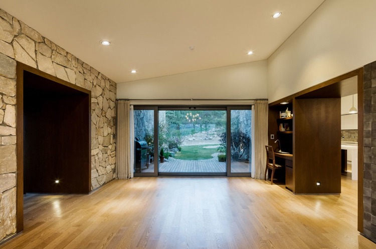 bungalow-haus-naturstein-modernes-wohnen-interior-schlciht-parkettboden