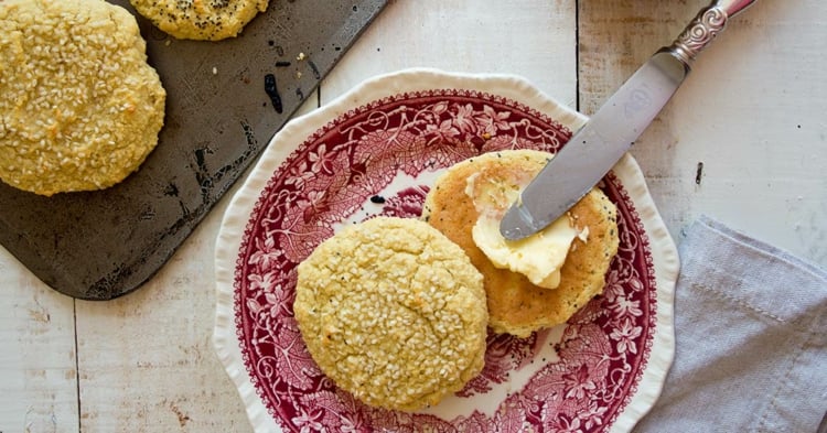 butter-brötchen-messer-sesam