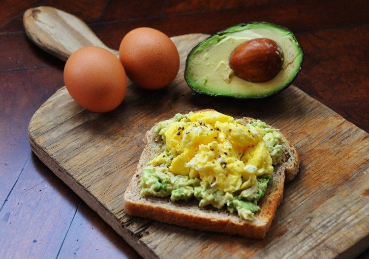 gesunde-frühstücksideen-lecker-toast-avocado