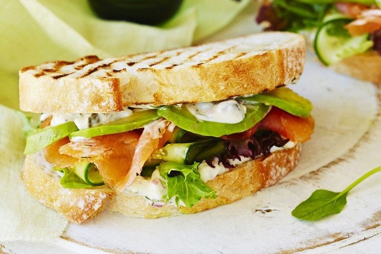 gesunde-frühstücksideen-sandwich-lachs-avocado