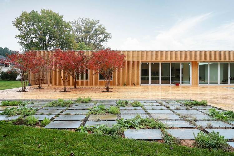 holzlamellen sichtschutz haus-design-bäume-rote-blätter-betonplatten