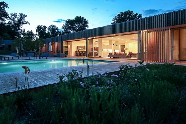 holzlamellen-sichtschutz-terrasse-nacht-holzboden-design-poolbeleuchtung