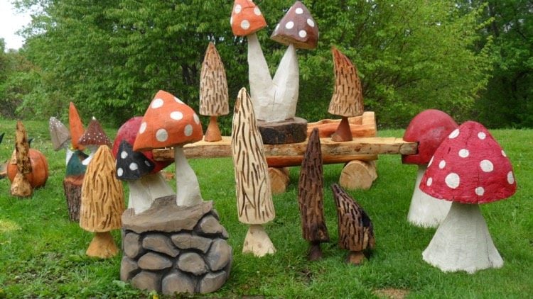 kettensägekunst-garten-dekorationen-pilze-champignons